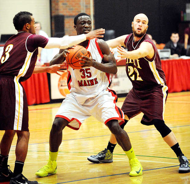 Men's Basketball: Buzzer Beater for Mustangs