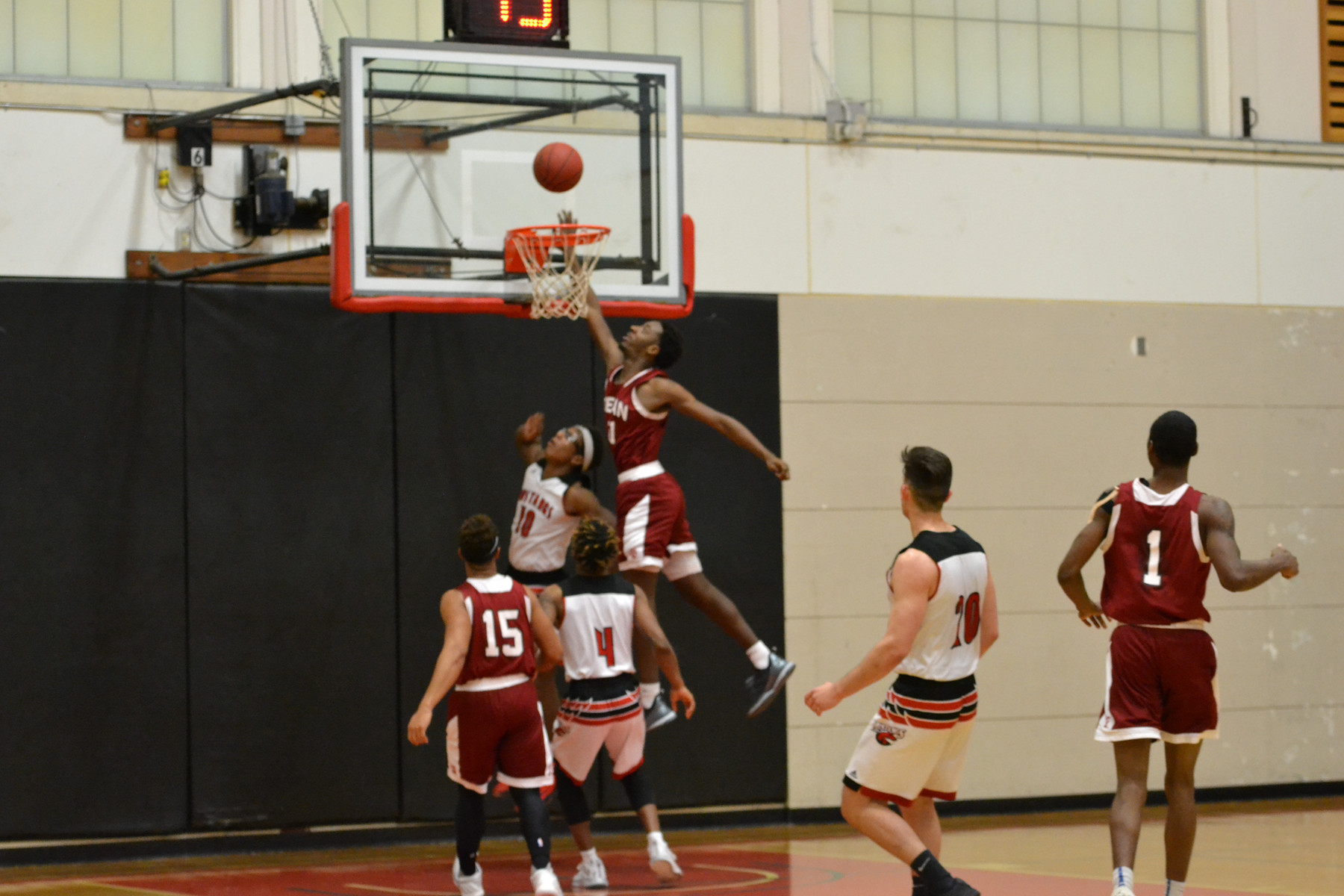 Mustangs Sink Clippers 99-94
