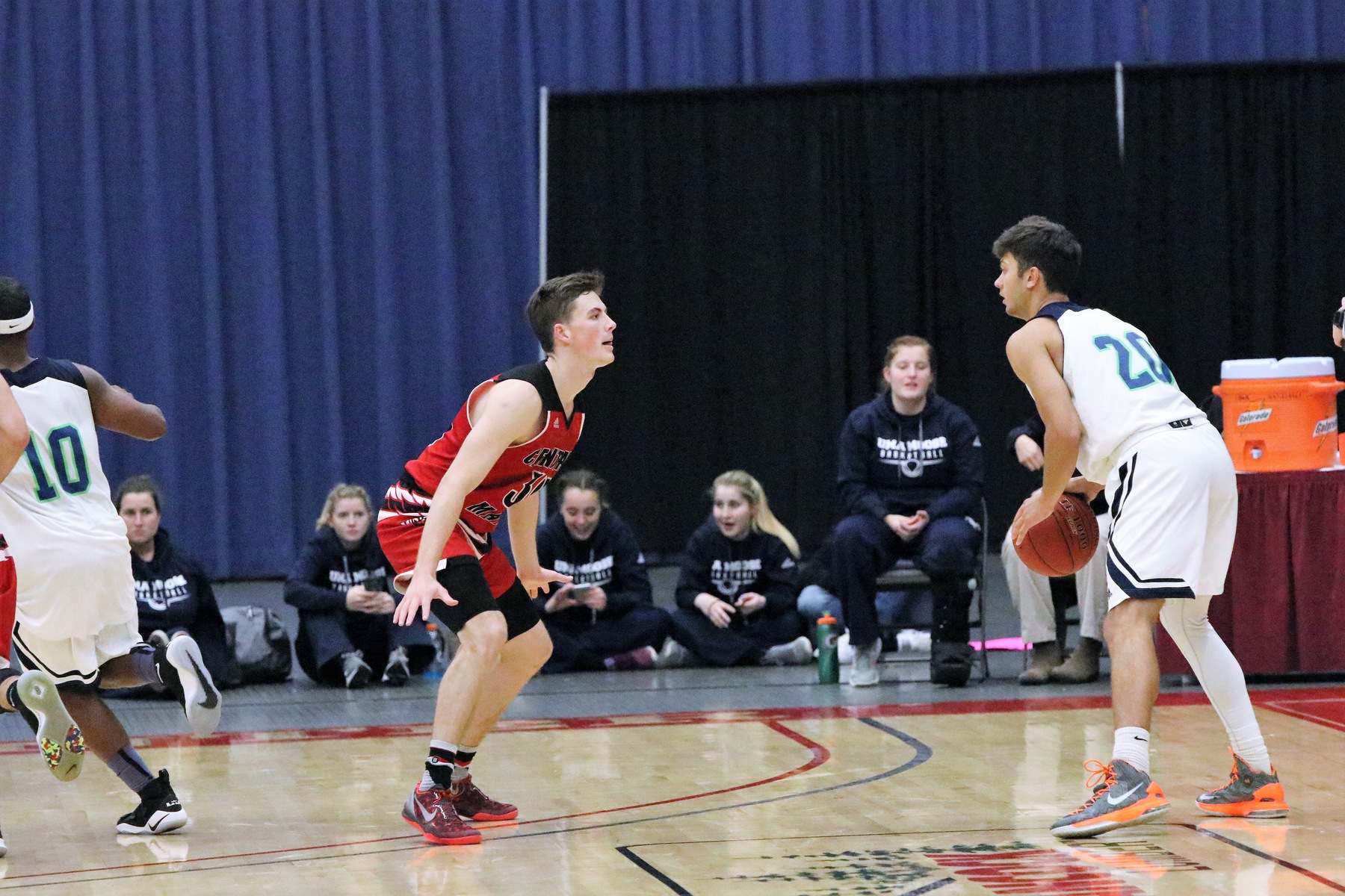 Clippers Stun Mustangs 75-70