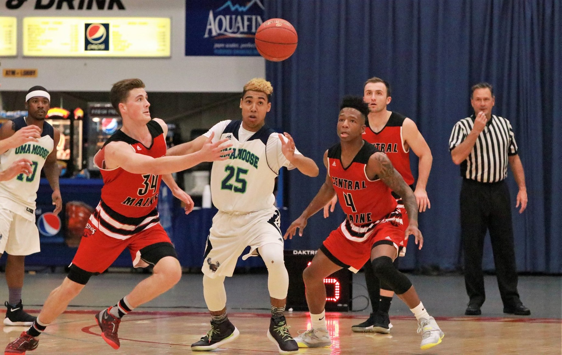 Mustangs Finish off Moose 92-82