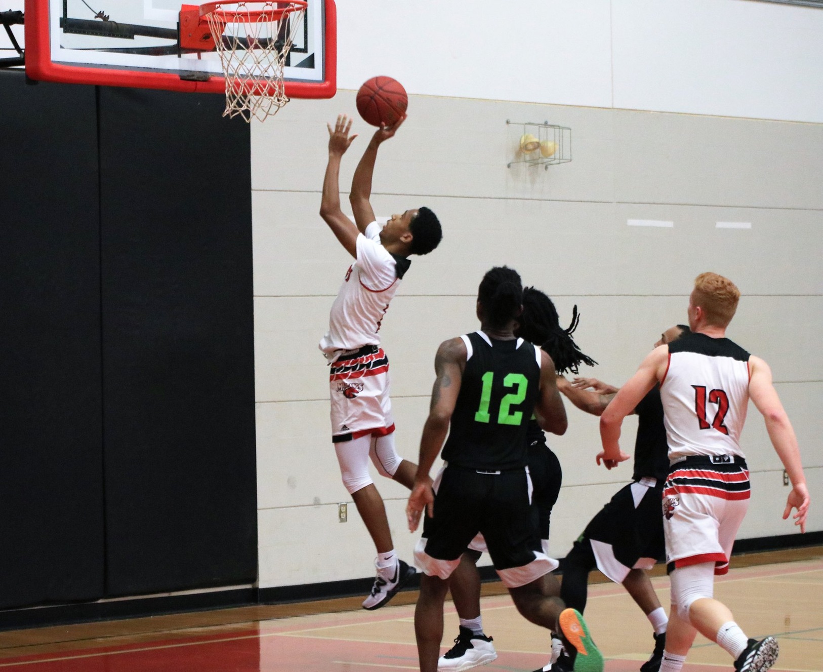 Mustangs Crunch Lynx 91-80