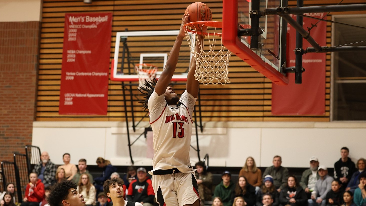 Mustangs Finish First Half Strong, Beat Huskies 95-66