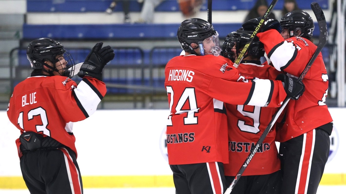 Men&rsquo;s Hockey Skates Past Rival Thomas for 10th Straight Win