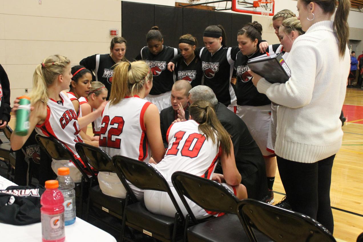Women's Basketball extends win streak