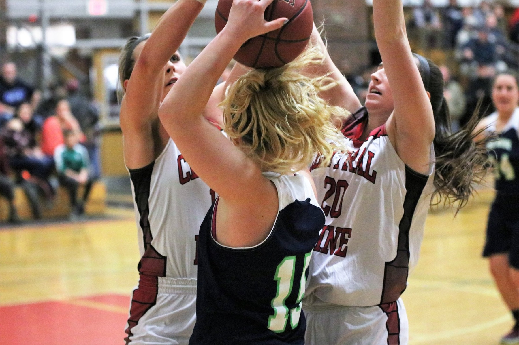 Women's Basketball sinks Clippers