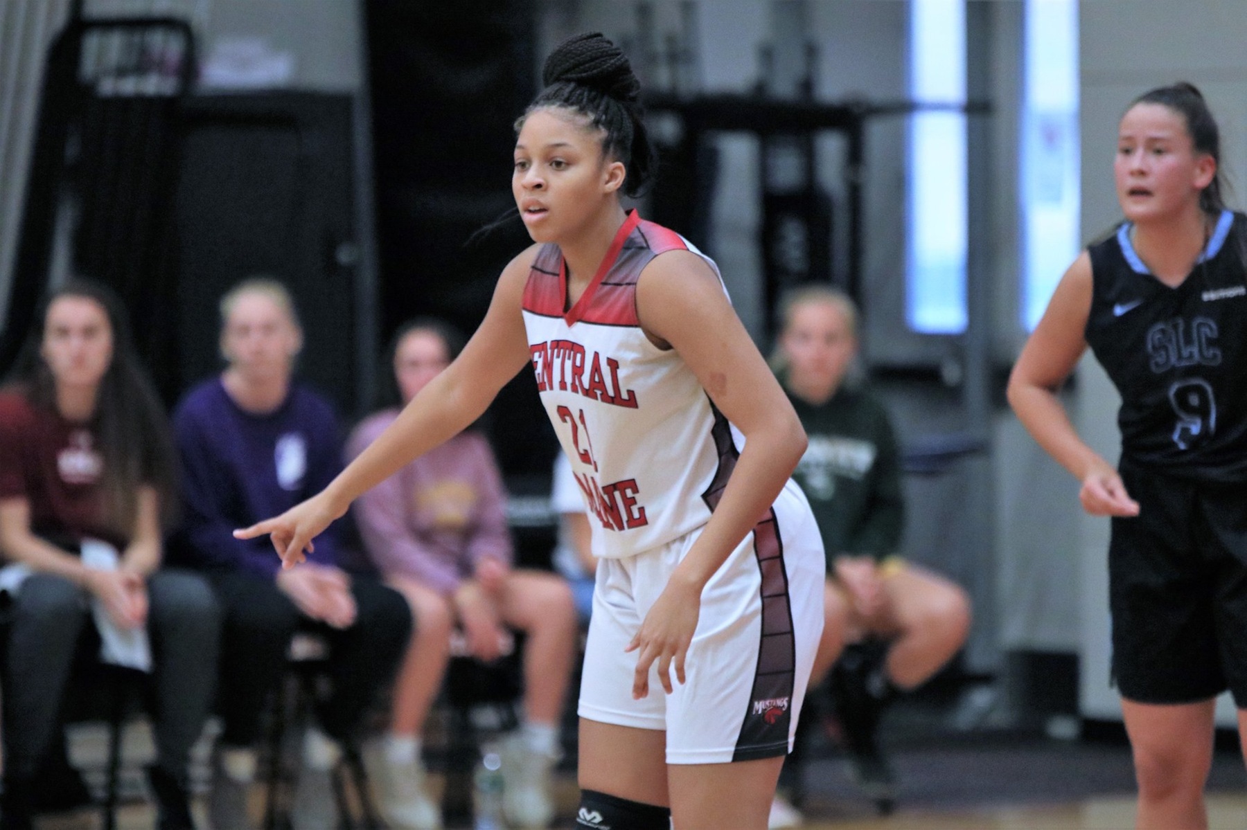 Mustangs clip Clippers