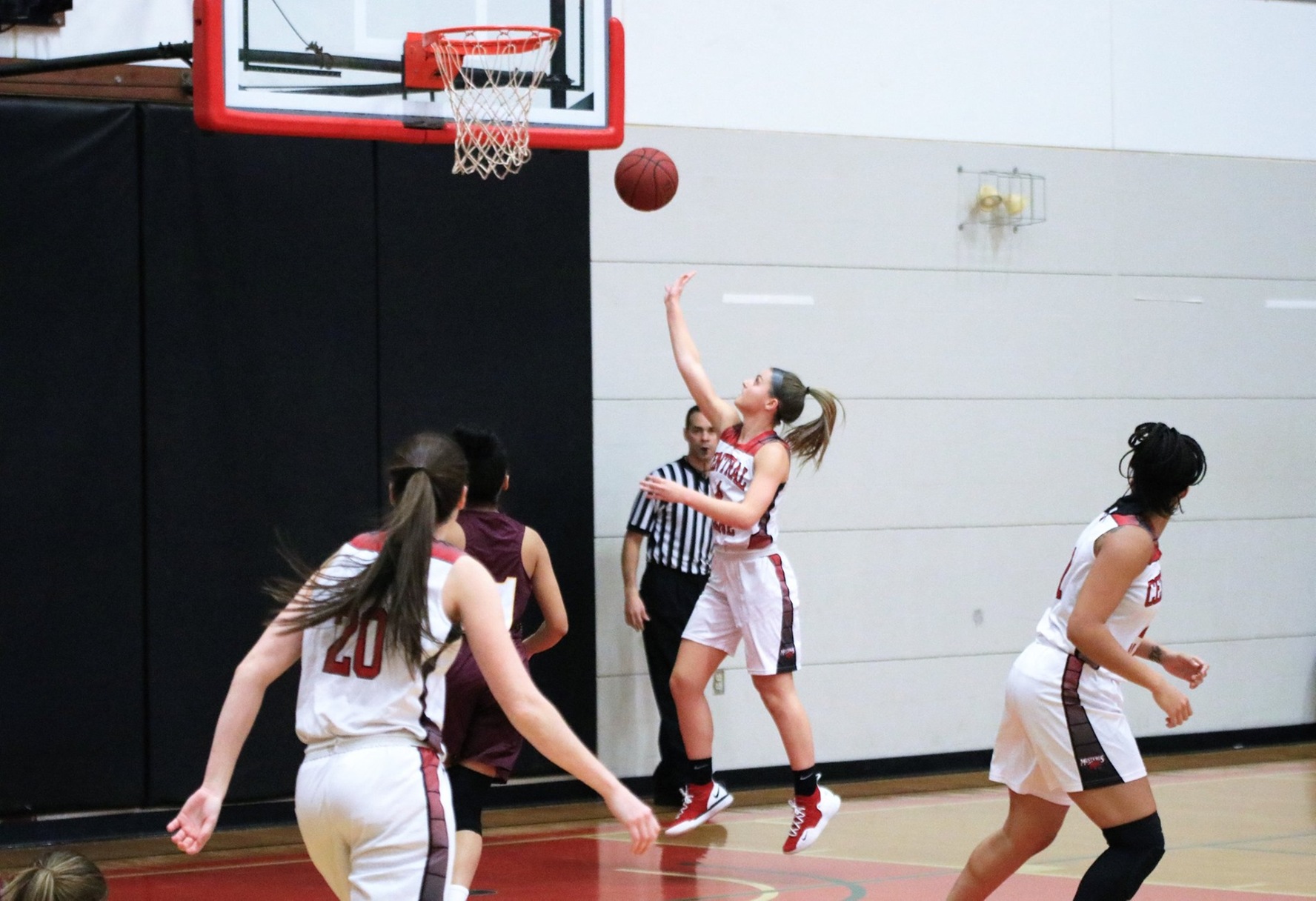 Women's Basketball cages Lynx