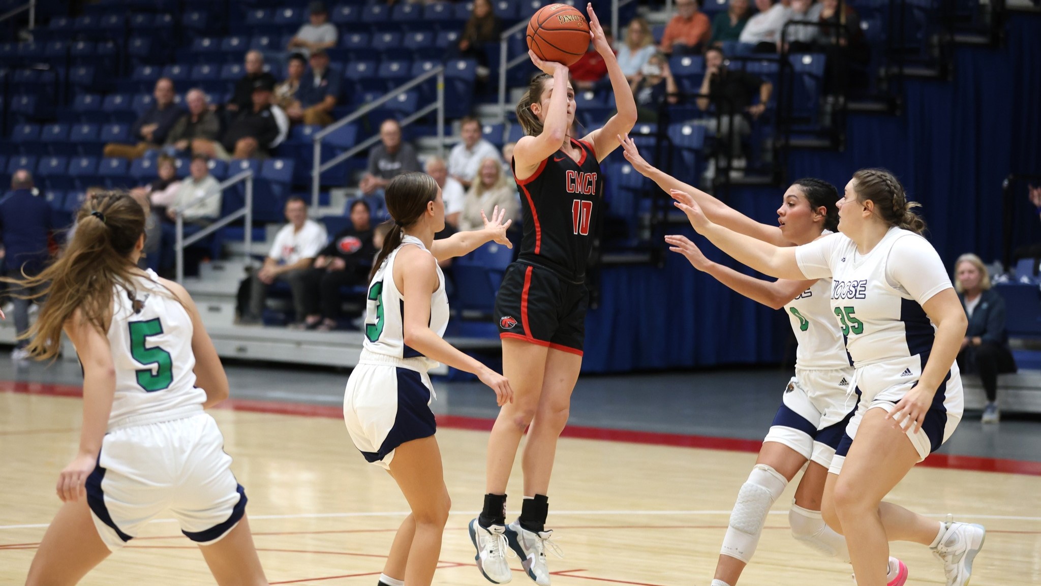 Women&rsquo;s Basketball Leads Wire-To-Wire at UMA
